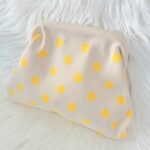 Bolso clutch lunares pastel